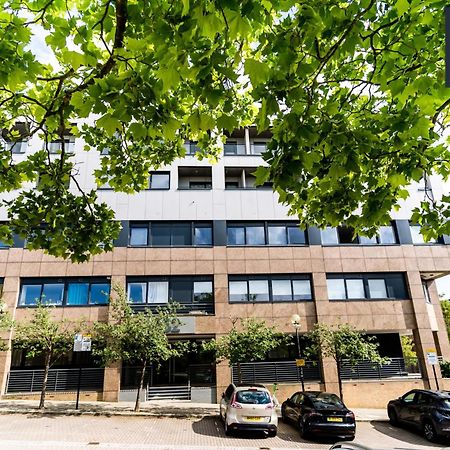 Luxurious One Bedroom Apartment by AV Hughes Properties Milton Keynes Exterior photo